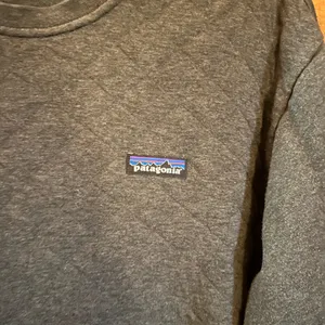 Patagonia women’s Dark Gray organic cotton Crewneck Sweater thumbnail 2