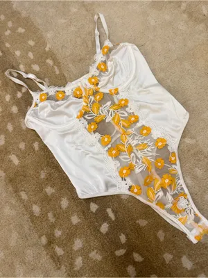 White Satin Floral Embroidered Mesh Snap Bodysuit Yellow Daisy Appliqué size M thumbnail 4