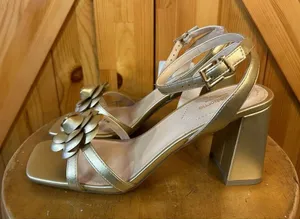 Liz Claiborne Hawes LT Gold size 8.5 heels nwt￼￼ thumbnail 1