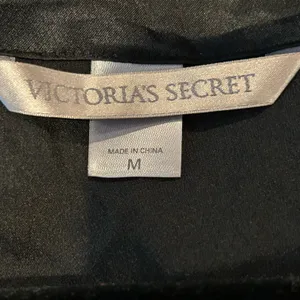 Victoria's Secret Black Satin Short Robe Sz M thumbnail 2