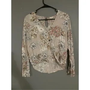 Em Crème Floral Wrap Blouse Size Small Pink thumbnail 3