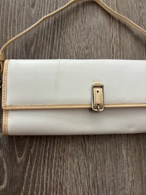 Vintage Y2k Coach White and Beige Buckle Leather Slim Wristlet Wallet thumbnail 3