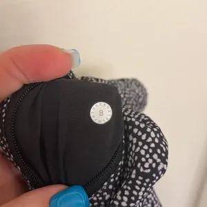 ✨Lululemon Tracker Sz 8 Short V *4"✨ thumbnail 10