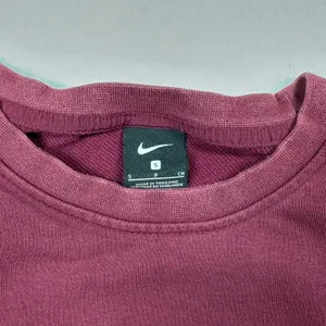 Nike Women’s Cropped Crewneck Sweatshirt Burgundy Logo Fleece Size Small thumbnail 3