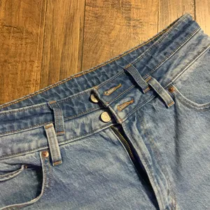 Light Blue Jeans High Rise 90s Relaxed Jean Abercrombie Double Waistband spring thumbnail 11