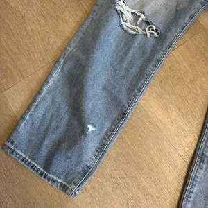 NWT American Eagle Light Wash Distressed Denim Mom Jeans thumbnail 2