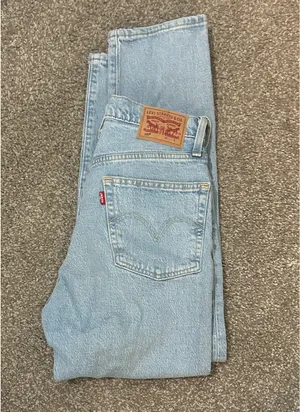 Levi’s 501 Crop Jeans thumbnail 2