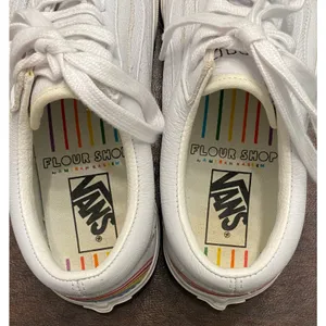 Vans x Flour Shop White Old Skool Leather Rainbow Sneakers Women’s 9 Pride Fun thumbnail 4