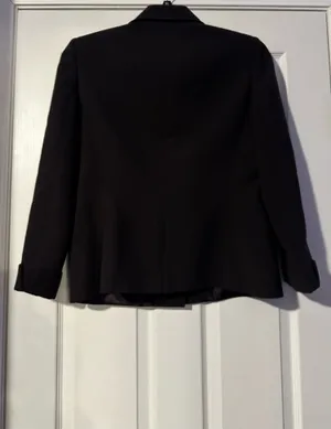 Tahari Arthur S. Levine Classic Blazer Single Breasted blazer is a size 10. thumbnail 2