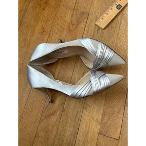Nina New York Silver Satin D'Orsay Pointed Toe Pleated Kitten Heels Size 7M thumbnail 4