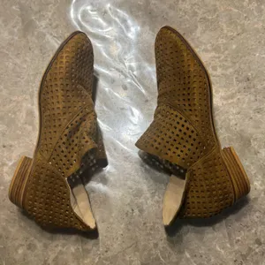 Catherine Malandrino brown booties size 10 In great condition thumbnail 1
