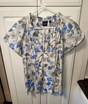 Gap Women’s Medium Summer Top  thumbnail 1