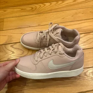 Nike Women's Ebernon Low Size 7.5 Sneakers in Dusty Pink New Without Tags thumbnail 9