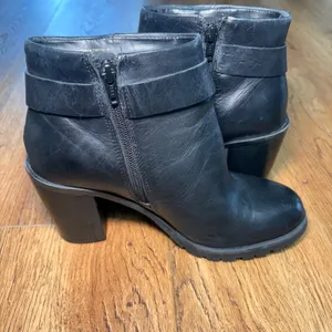 Crevo Kathryn Black Leather Block Heel Ankle Boots Moto Ring Strap Womens 8.5 thumbnail 11