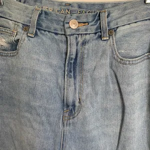5/$25 American Eagle Distressed Raw Hem Straight Jeans Light Wash‎ thumbnail 4