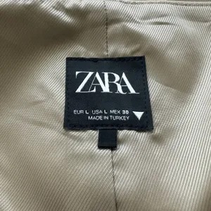 ZARA Tailored Vest Sz L Taupe Neutral Button Front Women’s Preppy thumbnail 4