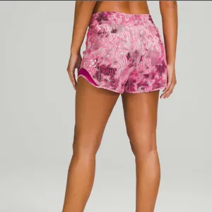 Lululemon SeaWheeze Hotty Hot High-Rise Lined Short 4" thumbnail 2