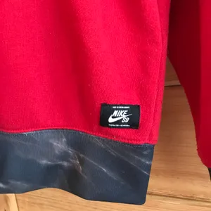 Nike ESSENTIAL RED/BLACK  GRAPHIC SWEATSHIRT PULLOVER thumbnail 5