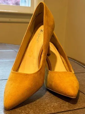 Xappeal Yellow Mustard Suede Heels Sz 7.5 3 Inch Heels. thumbnail 1