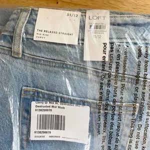 NWT Loft the relaxed straight mid rise curvy Destructed mid Wash Size 31 / 12 thumbnail 8