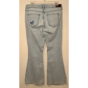 Hollister Low-Rise Light Wash Flare Jeans Y2K Coquette Hearts Size 6/28 EUC!! thumbnail 3