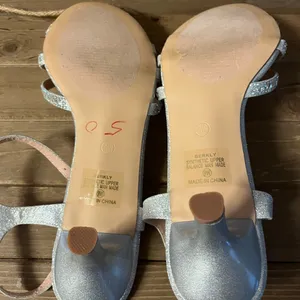 L Lorraine Berkly Silver Rhinestone Shoes Formal Prom Wedding kitten Heels Sz 9 thumbnail 10