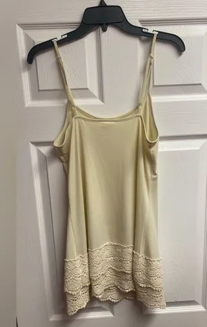 Boutique Brand Cream Lace/Crochet Basic Tank Size Medium thumbnail 5