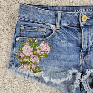 American Eagle Women Cutoff Jean Micro Shorts 4 Blue Denim Floral Embroidery thumbnail 12