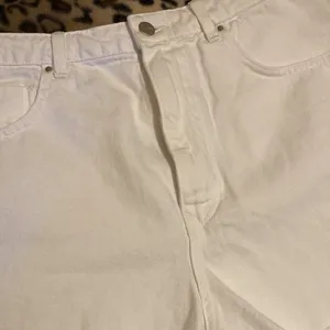 ZARA Shorts White Jean Shorts Women’s Size 12 Distressed Edging Side Slit Shorts thumbnail 2