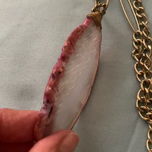 26” Gold Tone Chain Necklace Sliced Agate Stone Pendant White Pink Edge 3.5”H thumbnail 3