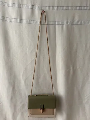 Crossbody Bag Bicolor Olive Beige Gold Chain T-Bar Closure Excellent Cond(B157) thumbnail 3