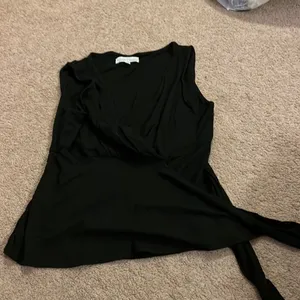 White House black market wrap top M‎ thumbnail 2