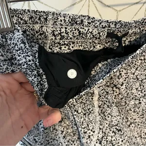 Lululemon Hotty Hot Short II *2.5" Ditsy Daisy White Black thumbnail 8