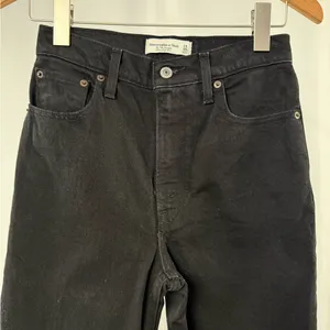 Abercrombie & Fitch Ultra High‎ Rise 90s Straight Jean in Black Size 24 or 00 thumbnail 6