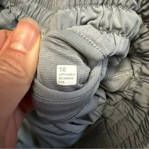 Lululemon Hotty Hot Low-Rise Lined Shorts 2.5” in Rhino Grey Size 10 thumbnail 7