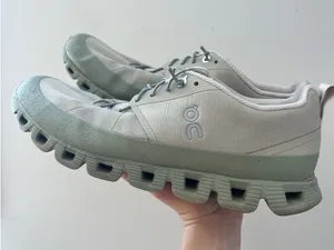 On Cloud Dip Reseda Olive‎ Oil Womens Size 10 Mud Guard Cloudtec Sneakers thumbnail 1