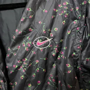 Nike‎ Sportswear Icon Clash Quilted Jacket black floral size large thumbnail 5