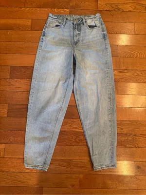 American Eagle Relaxed Mom Jeans – Size 2 Long, Light Wash thumbnail 2