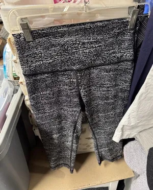 Lululemon crop leggings size 6 // 092026 thumbnail 1