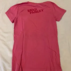 Brad Paisley 2012 Pink Concert Shirt L EUC‎ thumbnail 3