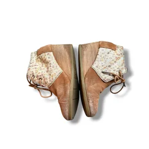 TOMS Desert Wedge Booties Womens 6.5 Tan Suede Metallic Floral Ankle Boots thumbnail 4