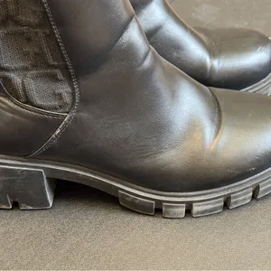 Guess Keva Booties Lugged Sole Chelsea Boots in Black thumbnail 11