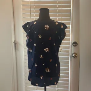 Loft ruffle edge sleeve top. Navy with coral and white floral print. Size M thumbnail 2