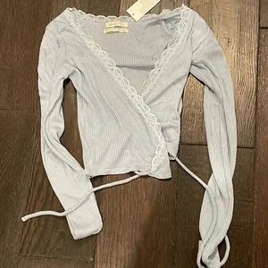 nwt urban outfitters uo wrap tie lace trim long sleeve crop top xs blue thumbnail 1