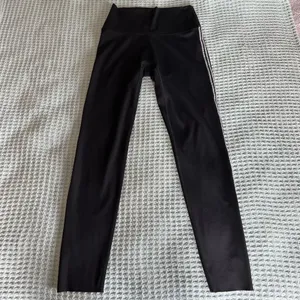 Aerie Offline Goals Black Crochet 7/8 Leggings M Medium thumbnail 1