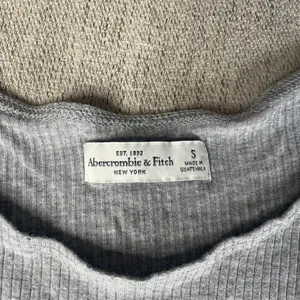 Abercrombie Fitch Gray Ribbed Off Shoulder Bell Sleeve Bodysuit Womens S thumbnail 2