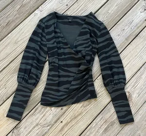 Ann Taylor Women's Green & Black Animal Print Wrap Style Top Size XS thumbnail 1