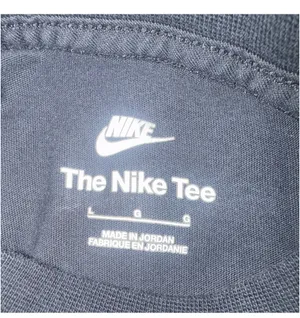 Nike The Nike Tee Men’s Black Short Sleeve Crew Neck Logo Graphic Tee Size L thumbnail 3
