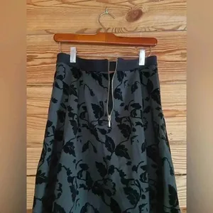 Carmen Carmen Marc Valvo Holiday Green and Black Velvet detail circle sk…​ thumbnail 4