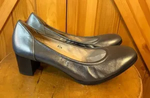 Jon Josef Damas Leather Pumps platinum size 8.5 ￼ thumbnail 1